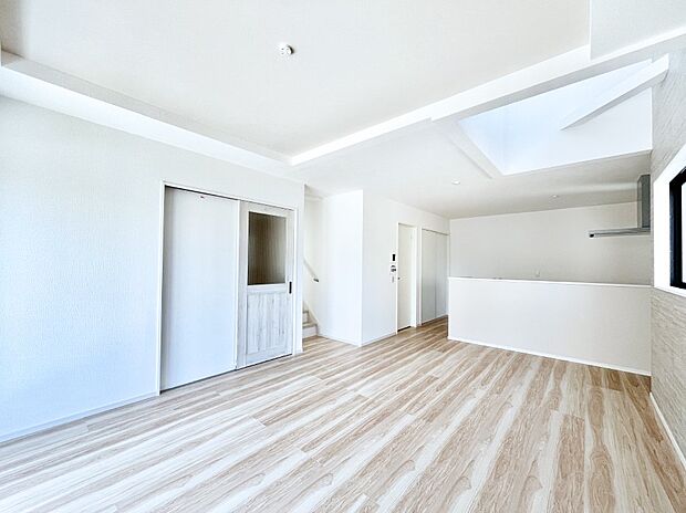 ◆1号棟◆〜Living〜　リビングに階段のある間取りです♪家族のコミュニケーションがスムーズに取れますね♪ゆとりある暮らしと心地よい住環境が紡ぐ贅沢な時間をご家族みんなでお過ごし下さい。