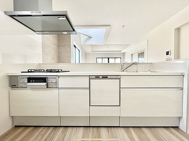 ◆1号棟◆〜Kitchen〜　会話が弾むリビング、料理が愉しくなるキッチン。家は、ただ生活する場ではなく、暮らしを愉しく、快適にする場所。笑顔の毎日、安らぎの日々のために、最新の設備・仕様を採用。