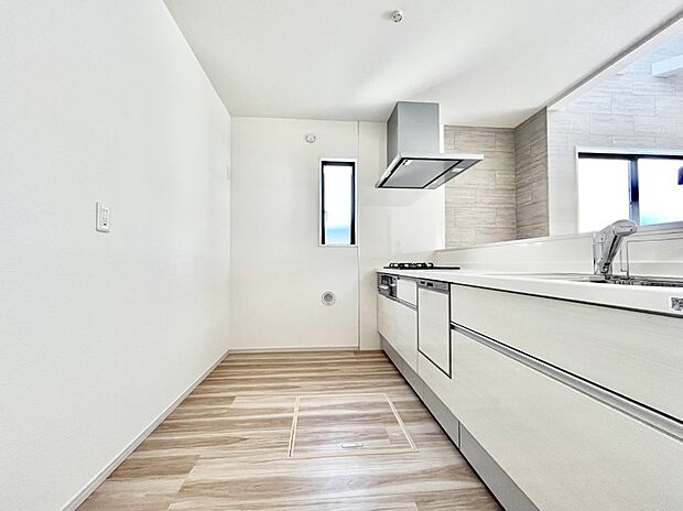 ◆1号棟◆〜Kitchen〜　自然光が入る窓のあるキッチン☆毎日使う場所だからこそ、使い勝手を考慮しました。ゆったりとしたキッチンコーナーは質感豊かな仕上がりとなっております。