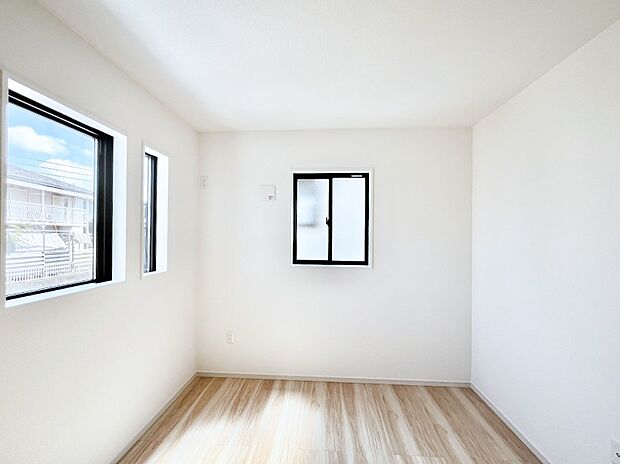 ◆1号棟◆〜Bed Room〜　2面採光を確保した明るい室内は、風通しも良く、大変居心地の良い空間となっております。爽やかな風を感じて起きる朝は、快適生活の始まりに！日当たりや通風がとても良い住まい♪