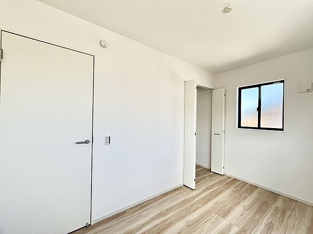 ◆1号棟◆〜Bed Room〜　木の温もりがやさしいフローリングは安らぎをもたらすプライベート空間。明るめのフローリングですので、壁紙ともマッチし、お部屋を更に広く見せてくれる効果も。