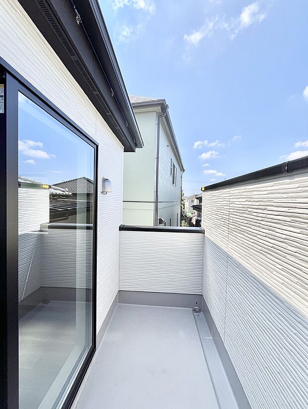◆1号棟◆〜Balcony〜　大きな空に囲まれた気持ちのいい家。バルコニーを覗くだけで圧倒的な開放感に包まれます。バルコニーは陽がさしこみお布団や洗濯物を気持ちよく干すことができます。