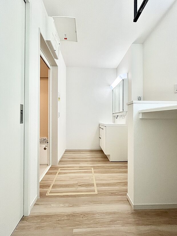 ◆1号棟◆清潔感のある快適空間です。毎日の身支度も気持ち良くお使い頂けます。