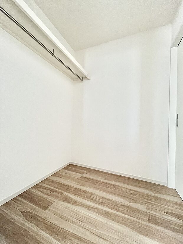 ◆1号棟◆〜Walk-in Closet〜　必要なものやコーディネートを一覧して確認でき、身支度や準備が短時間で済むウォークインクローゼットを設置しました。家の中をすっきりとさせる便利な収納スペースです。