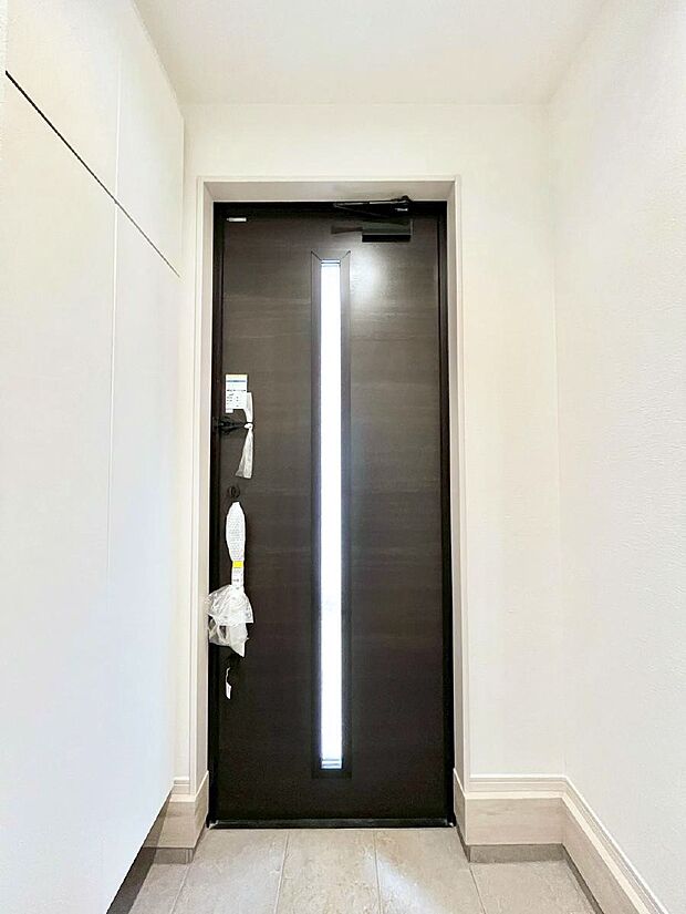 ◆2号棟◆~Entrance~ 家の中でお客様を迎える最初の場所である玄関は、家の印象そのものです!豊富な玄関収納で、常に綺麗に保つことが出来ます♪玄関にはたっぷり収納の下駄箱を完備!