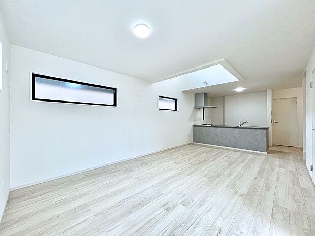 ◆2号棟◆〜Living〜　家族の食事や団らんのほか、子どもを遊ばせたり、友人を招いたりするLDKは住まいの中心。長時間過ごす場所だから、その空間は住まい全体の居心地を左右します。