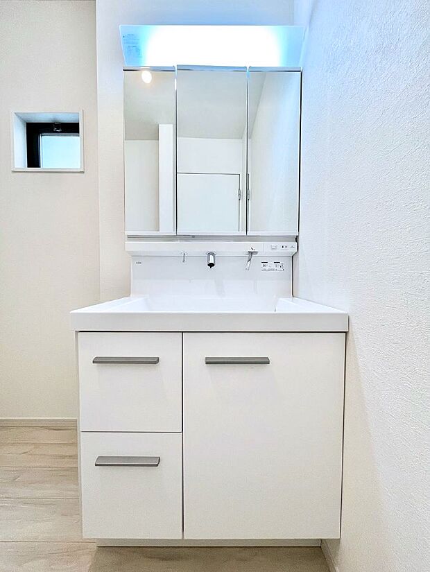 大きく見やすい三面鏡で清潔感ある洗面台は、身だしなみチェックや肌のお手入れにおすすめです。