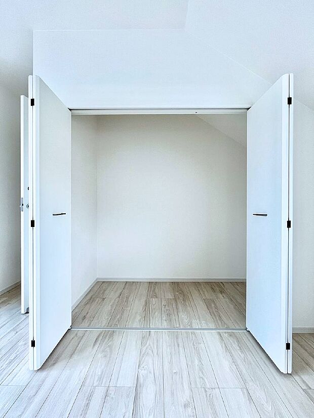 ◆2号棟◆〜Closet〜　壁面クローゼットがあればタンスを置く必要がなく、出っ張りのないスッキリ空間を維持できます。限られたスペースを有効に活用できそう。趣味の品などたっぷり収納出来ますね♪