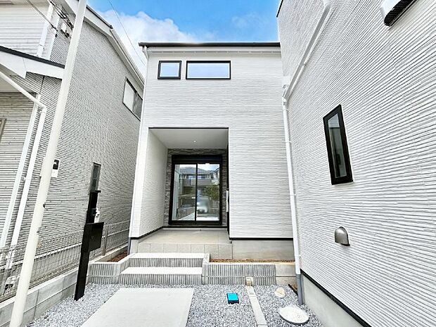 ◆2号棟◆~Exterior~ 堂々たる趣ながら、主張し過ぎずどこか余裕を感じさせるシャープなフォルムで佇む邸宅は、晴天の空と照らし合わせる事で、本来あるべき完成形の姿を見せてくれます。