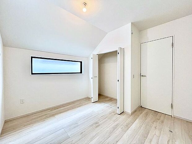 ◆2号棟◆〜Bed Room〜 全居室には収納クローゼットを完備！普段使いのお洋服や小物はもちろん、季節物のお洋服などもしっかりと整理整頓おしまい頂けます。 居室空間を広く使用できますね。