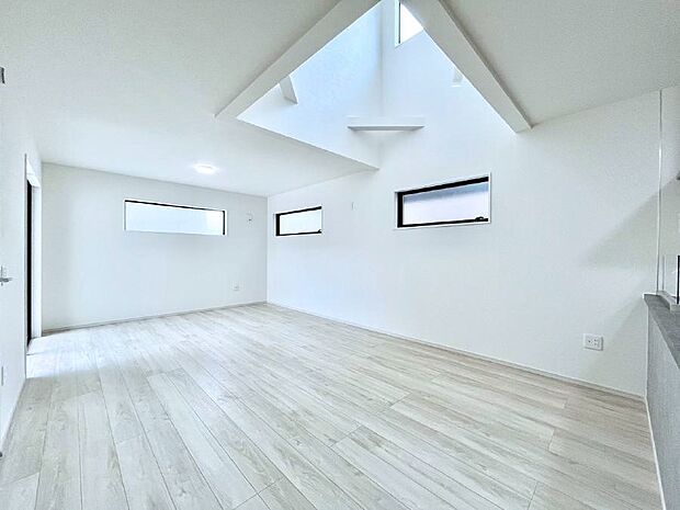 ◆2号棟◆〜Living〜　豊かな陽光がこの場所を照らしだす。光溢れるこの空間はみんなの笑顔が集う場所、時を忘れ、つきることのないたわいもない会話を楽しむ時間、たくさんの思いが綴られる場所。