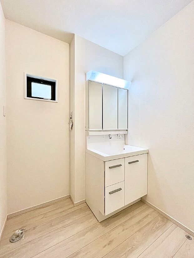 ◆2号棟◆~Dressing Room~ 暗くなりがちな洗面所も窓があると採光と換気が可能なので気持ちよくお使い頂けます。三面鏡タイプの洗面台は鏡裏収納で散らかりがちな洗面所もスッキリ♪