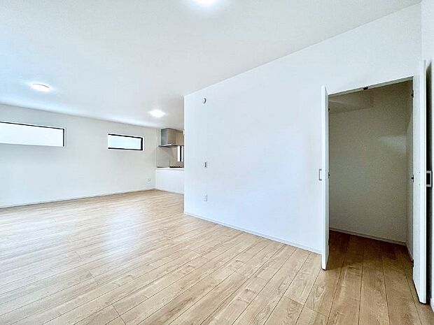 ◆1号棟◆〜Living〜 家族の食事や団らんのほか、子どもを遊ばせたり、友人を招いたりするLDKは住まいの中心。長時間過ごす場所だから、その空間は住まい全体の居心地を左右します。