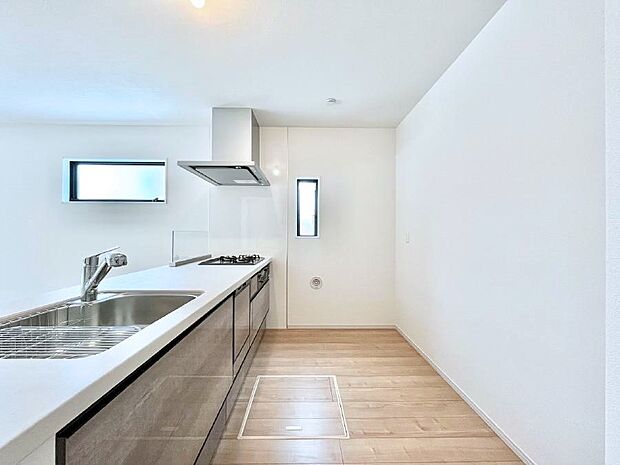 ◆1号棟◆〜Kitchen〜 自然光が入る窓のあるキッチン☆毎日使う場所だからこそ、使い勝手を考慮しました。ゆったりとしたキッチンコーナーは質感豊かな仕上がりとなっております。