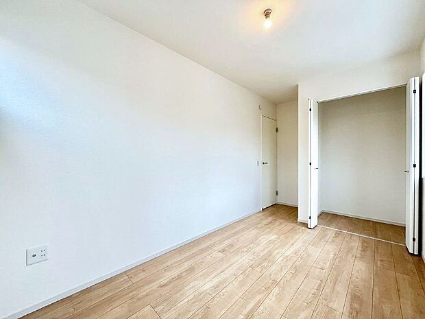 ◆1号棟◆〜Bed Room〜 木の温もりがやさしいフローリングは安らぎをもたらすプライベート空間。明るめのフローリングですので、壁紙ともマッチし、お部屋を更に広く見せてくれる効果も。