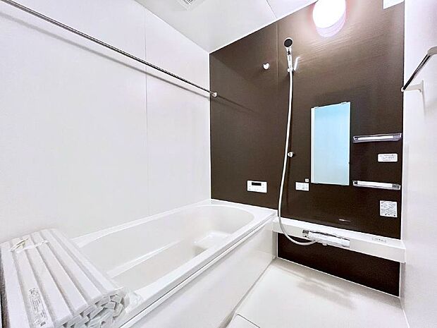 ◆1号棟◆〜Bath Room〜 落ち着いた雰囲気の浴室で明日に向けてリフレッシュ。浴室乾燥機能も付いているので洗い上がった洗濯物を、雨の日も天気を気にせず乾燥させることも可能です。