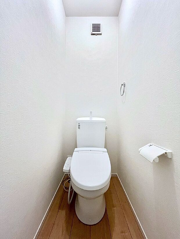 ◆1号棟◆〜Toilet〜 清潔感のある水回り♪トイレはウォシュレット付きです◎トイレは毎日使わざるを得ないもの。いつも清潔を保ちたいですね。トイレが2ヶ所あるので朝の混雑時に便利です!