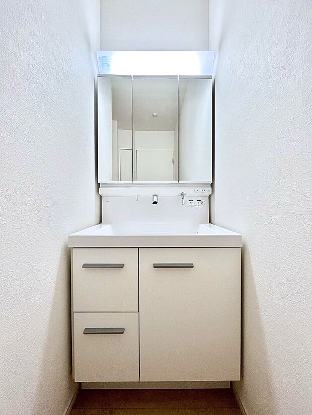 ◆1号棟◆〜Dressing Room〜 十分な大きさの洗面台は収納もさる事ながら、身だしなみチェックや歯磨きなど、朝の慌ただしい時間でもホテルライクなスペースで余裕とゆとりを感じて頂けます。
