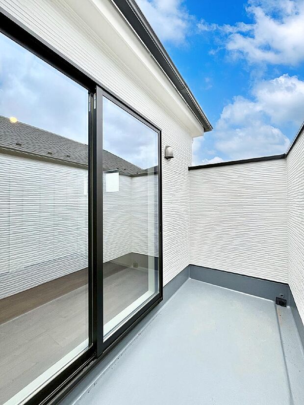 ◆1号棟◆〜Balcony〜バルコニーは温かい陽がさしこみ、洗濯物を気持ちよく干すことができます。 使いやすく開放的なバルコニーです♪陽ざしがたっぷり降り注ぐ、バルコニー付き住まい。