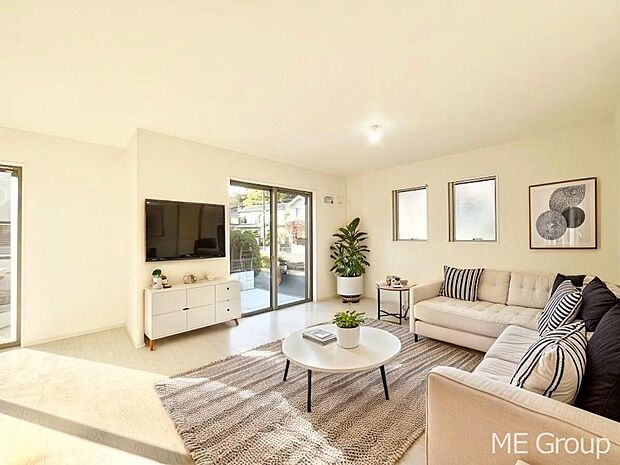 〜Living〜 飽きの来ないシンプルでおしゃれなLDK。大きな窓から日差しが差し込むので室内も明るく、家族の憩いの場としてピッタリです。開放感と日当たりの良さを是非ご覧ください! ※家具はCGです