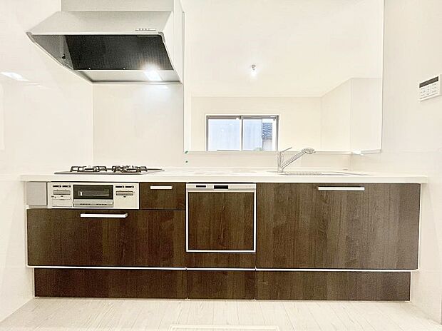 〜Kitchen〜 会話が弾むリビング、料理が愉しくなるキッチン。家は、ただ生活する場ではなく、暮らしを愉しく、快適にする場所。笑顔の毎日、安らぎの日々のために、最新の設備・仕様を採用。