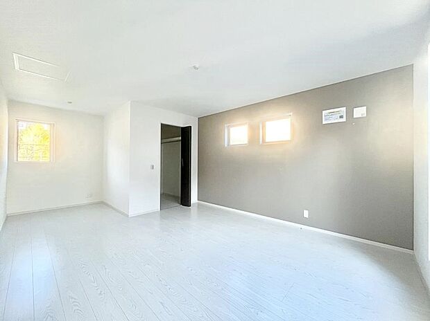 〜Bed Room〜　「今日も一日お疲れ様」とご夫婦でゆったりくつろげる寝室。毎日の家事やお仕事に疲れた日はフカフカのベットで癒されてください。テレビや本棚をおいても快適な広さが自慢♪