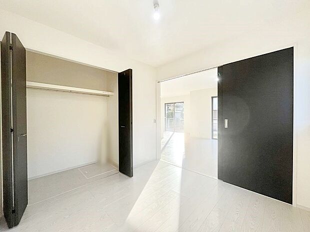 〜Bed Room〜 部屋数が多いのが戸建てのメリットです。ご家族が増えたことで手狭に感じていた住まいも戸建てでは各居室プライバシーを保つことができます。住まいにゆとりが生まれ心もリラックスできます♪