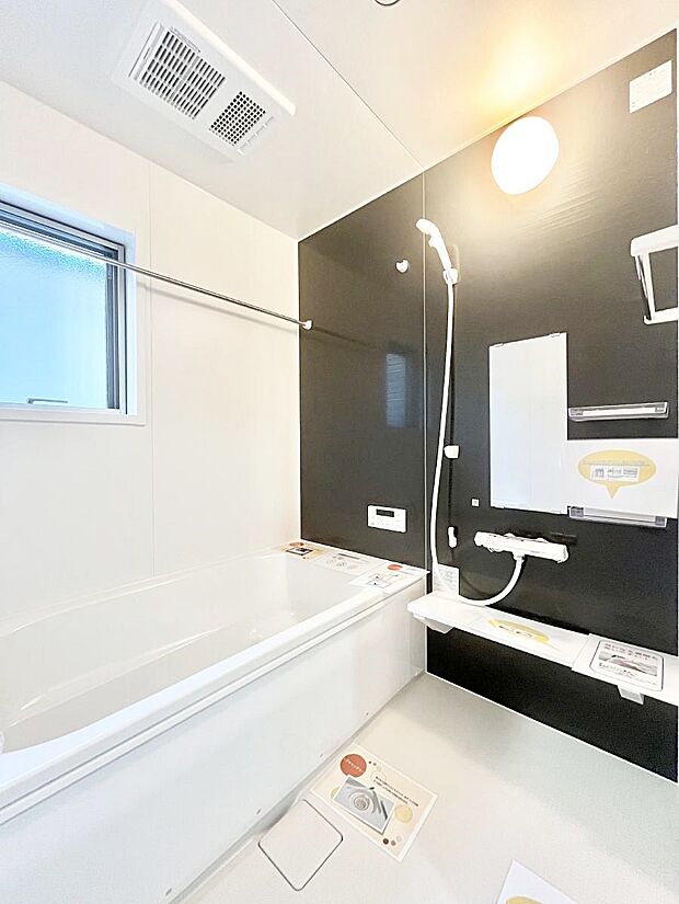 〜Bath Room〜 落ち着いた雰囲気の浴室で明日に向けてリフレッシュ。浴室乾燥機能も付いているので隣の洗濯機置き場で洗い上がった洗濯物を、雨の日も天気を気にせず乾燥させることも可能です。