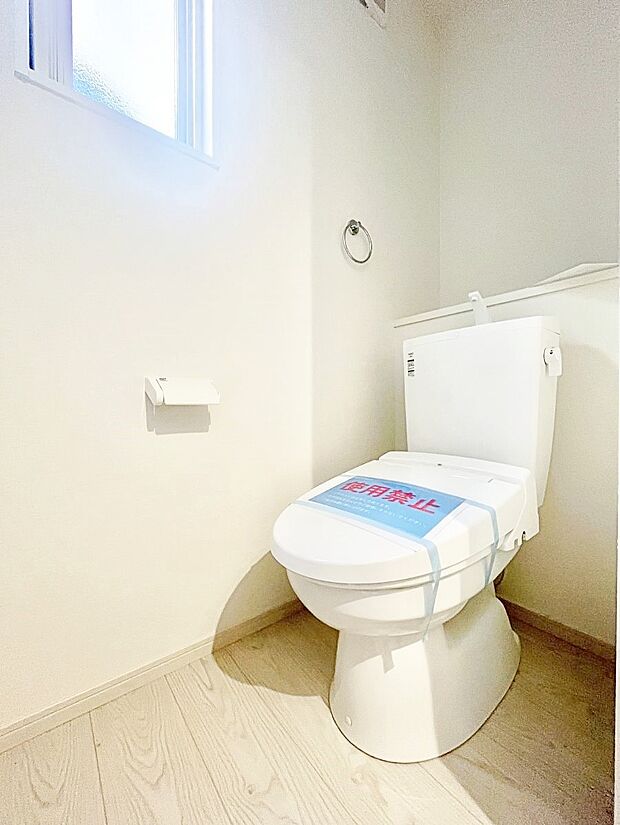 〜Toilet〜 綺麗・スッキリ・快適なウォシュレット付トイレでくつろげる空間です。トイレは毎日使わざるを得ないもの。いつも清潔を保ちたいですね。トイレが2ヶ所あるので朝の混雑時に便利です!