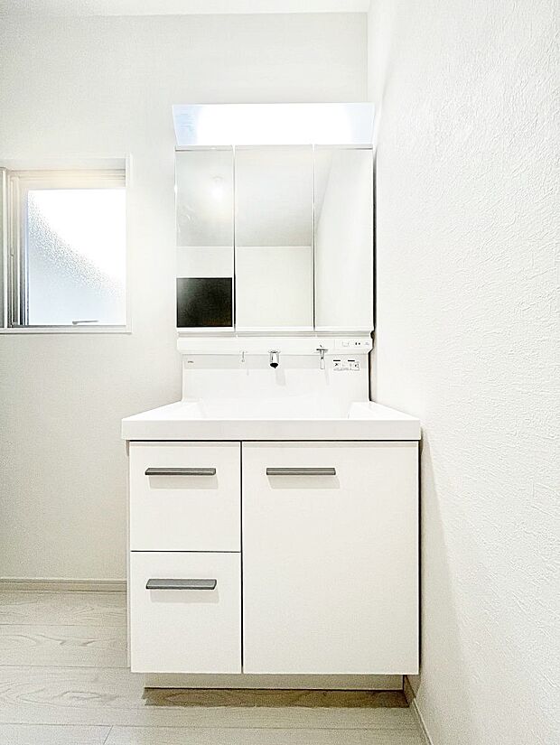 〜Dressing Room〜  清潔感溢れる色合いで統一されていると、スッキリと整った印象をうけます。  鏡の裏にはたっぷりと収納スペースを標準装備！  水廻りは、シンプルかつ機能性を重視して。