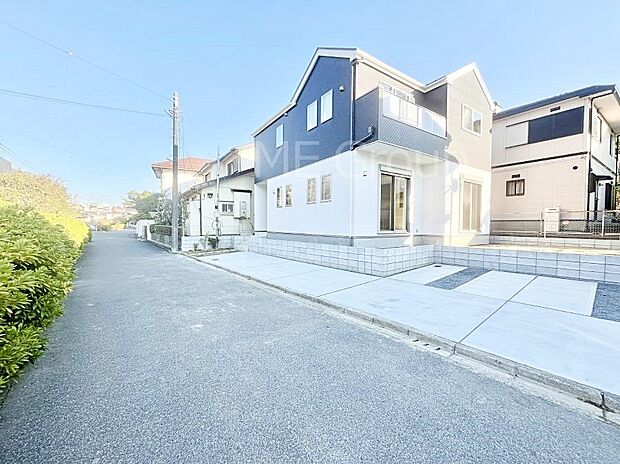〜Exterior〜　前面道路は閑静な住宅地をはしる車通りの少ない道路。駐車の出し入れもらくらくです！ご不明点・現地見学のご希望は、お気軽にお問い合わせください！
