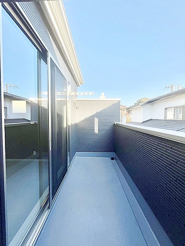 〜Balcony〜 バルコニーは温かい陽がさしこみ、お布団や洗濯物を気持ちよく干すことができます。 使いやすく開放的なバルコニーです♪陽ざしがたっぷり降り注ぐ、バルコニー付き住まい。