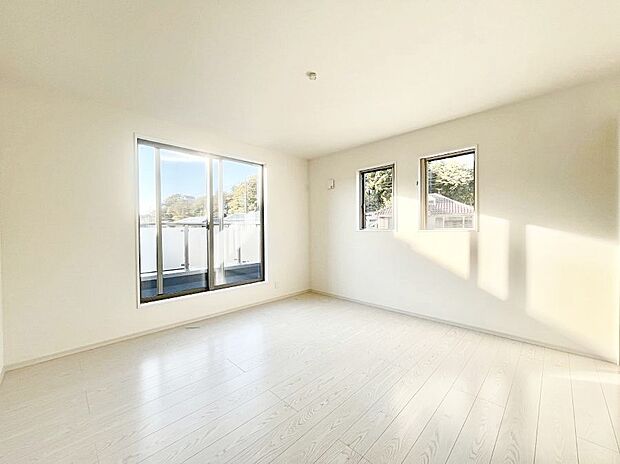 〜Bed Room〜　2面採光を確保した明るい室内は、風通しも良く、大変居心地の良い空間となっております。爽やかな風を感じて起きる朝は、快適生活の始まりに！日当たりや通風がとても良い住まい♪
