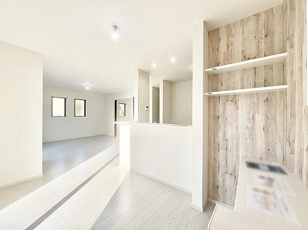 〜Living〜　家族の一体感を感じられる広々としたスペース。家族と過ごす時間を大切にする方にピッタリのゆとりの住空間です。お子様が走り回っても安心して見守れます。家族の笑い声が今にも目に浮かびます。