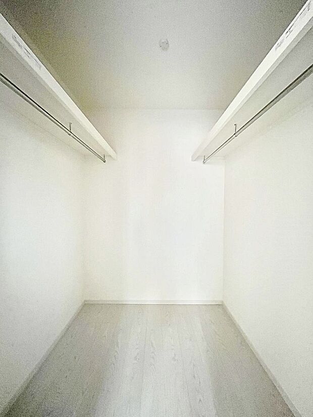 〜Walk-in Closet〜　必要なものやコーディネートを一覧して確認でき、身支度や準備が短時間で済むウォークインクローゼットを設置しました。家の中をすっきりとさせる便利な収納スペースです。