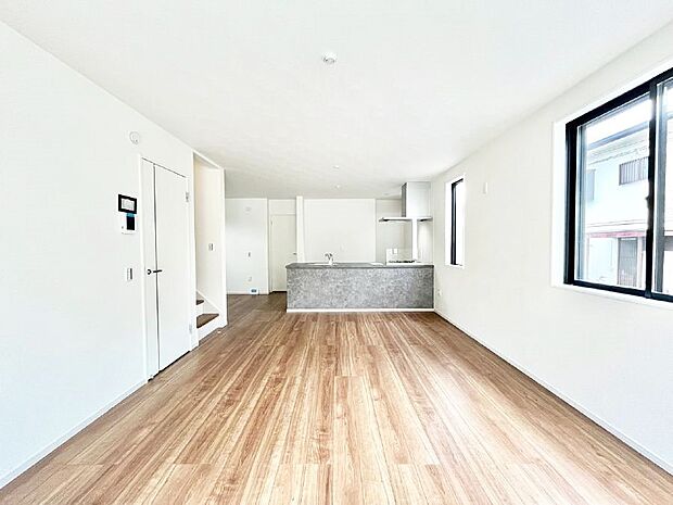 明るい陽光が注ぎ、寛ぎの雰囲気に満たされるリビング・ダイニング