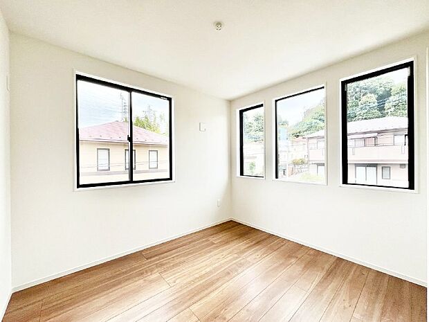 窓からのやさしい光が心地よいプライベートルーム