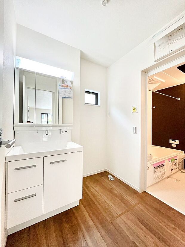 ゆとりの洗面スペースで朝の身支度もスムーズに