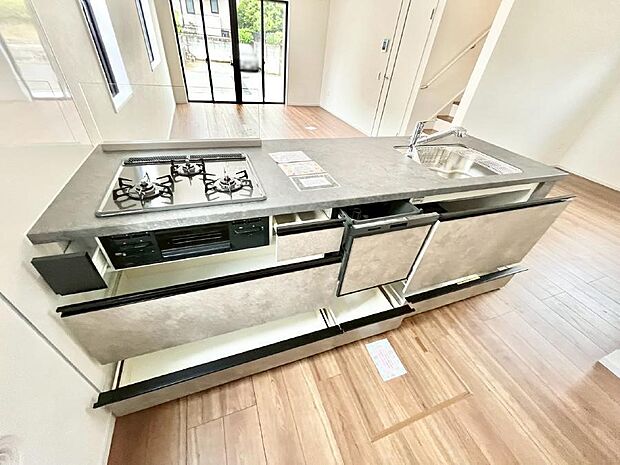 使いやすさを優先したスライド式収納タイプ!