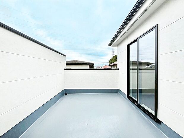 広々バルコニーでお洗濯物が気持ちよく乾きます。