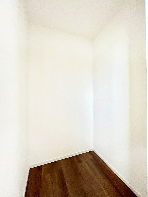 ウォークインクローゼット付きで生活空間を広く利用できます。