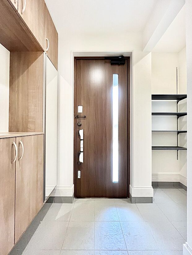 〜Entrance〜 玄関は家の顔といわれますが我が家のセンスをさりげなく感じさせる魅力ある玄関造りも楽しみの一つ。帰宅する度に家族がほっとできる心地よい空間造りも大切ですね♪