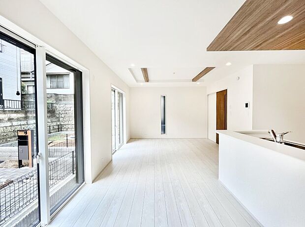 〜Living〜 飽きの来ないシンプルでおしゃれなLDK。大きな窓から日差しが差し込むので室内も明るく、家族の憩いの場としてピッタリです。開放感と日当たりの良さを是非ご覧ください!