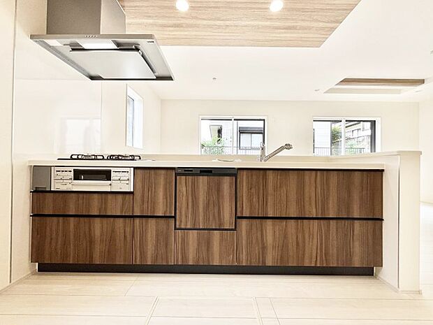 〜Kitchen〜 会話が弾むリビング、料理が愉しくなるキッチン。家は、ただ生活する場ではなく、暮らしを愉しく、快適にする場所。笑顔の毎日、安らぎの日々のために、最新の設備・仕様を採用。