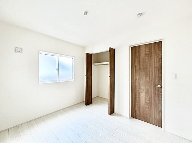 〜Bed Room〜 子供部屋はお子様にとって大変重な役割があります。子供一人で過ごす空間を与えることで、宿題や勉強時間も自然と増えまた自ら部屋の片付けや掃除なども促すことに繋がります。