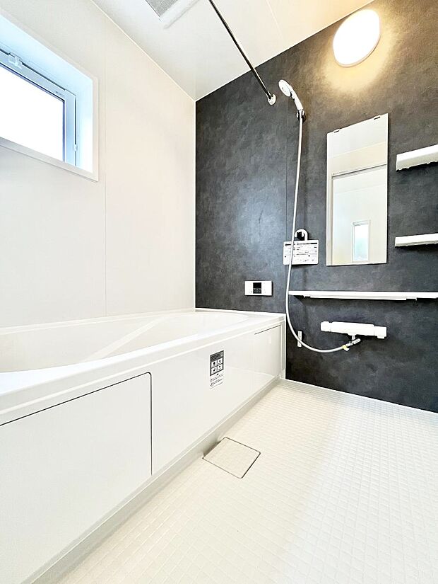 〜Bath Room〜 落ち着いた雰囲気の浴室で明日に向けてリフレッシュ。浴室乾燥機能も付いているので隣の洗濯機置き場で洗い上がった洗濯物を、雨の日も天気を気にせず乾燥させることも可能です。