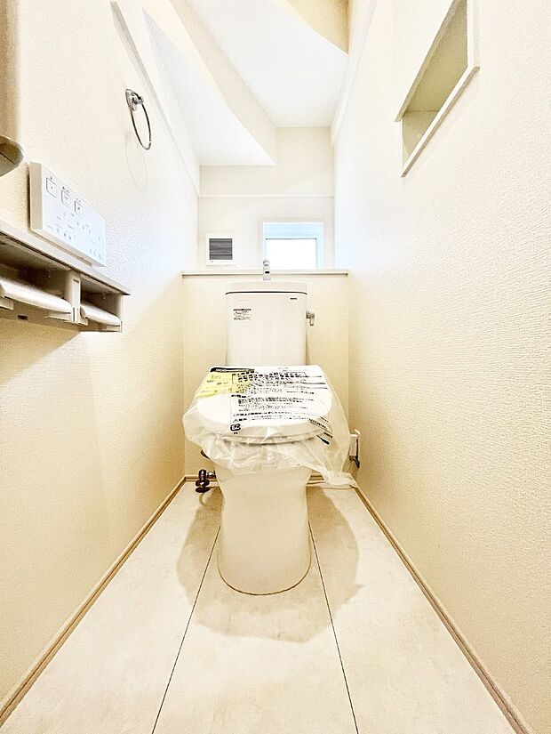 〜Toilet〜 綺麗・スッキリ・快適なウォシュレット付トイレでくつろげる空間です。1、2階共にトイレスペース!採光もあり明るく、快適空間となっております♪毎日使う場所だからこその配慮です!