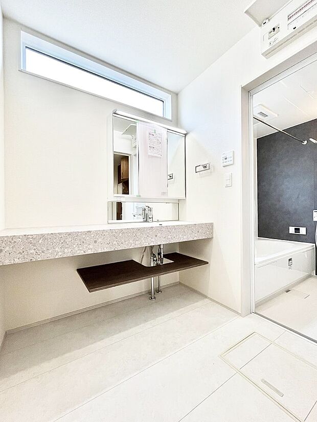 〜Dressing Room〜 十分な大きさの洗面台は収納もさる事ながら、身だしなみチェックや歯磨きなど、朝の慌ただしい時間でもホテルライクなスペースで余裕とゆとりを感じて頂けます。