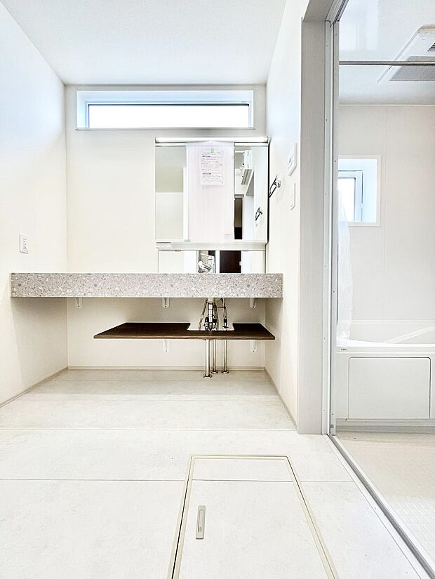 〜Dressing Room〜 暗くなりがちな洗面所も窓があると採光と換気が可能なので気持ちよくお使い頂けます。三面鏡タイプの洗面台は鏡裏収納で散らかりがちな洗面所もスッキリ♪