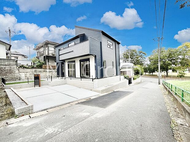 前面道路: 閑静な住宅地をはしる車通りの少ない道路。 駐車の出し入れもらくらくです!ご不明点・現地見学のご希望は、お気軽にお問い合わせください! 周辺には買い物環境も充実♪